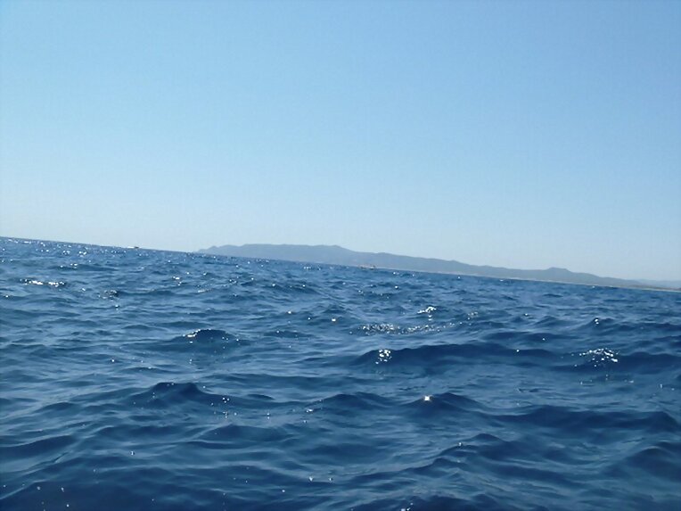 El mar está movido y solo...
