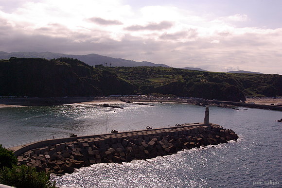 El espigón del puerto (Luarca)