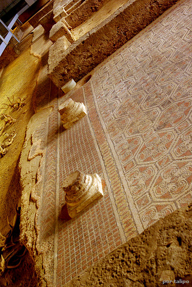Mosaico y arranques de columnas