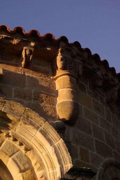 Detalle de Santa María de Bareyo (Cantabria)
