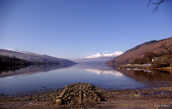 Loch Tay, con Kenmore a la derecha