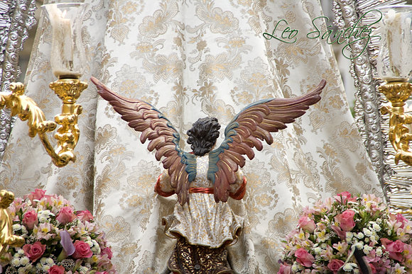 Angel sosteniendo el mando del Carmen de San Gil