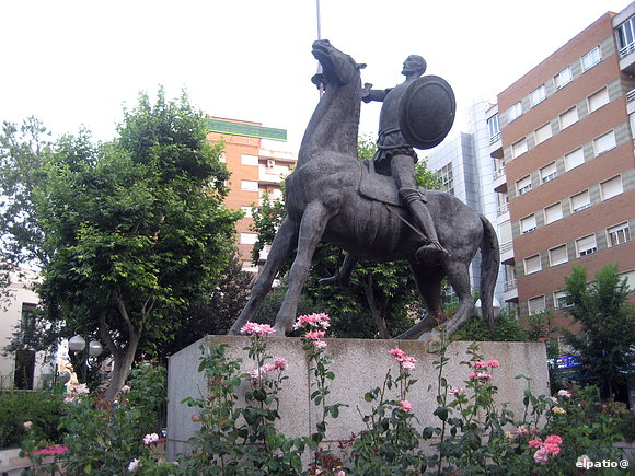 ... y al Quijote su estatua ecuestre