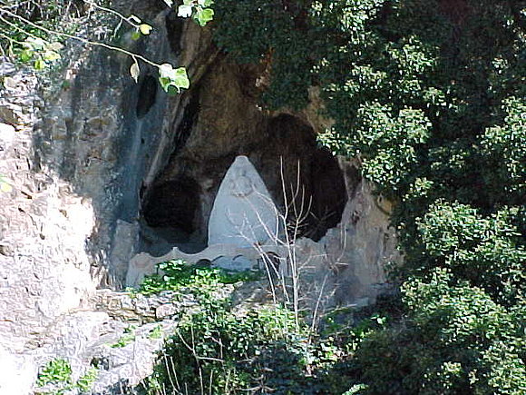 IMAGEN DE PIEDRA DE LA VIRGEN DE LA SIERRA