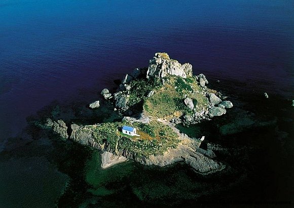 capilla en un islote islas kos grecia
