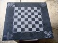 Mesa de ajedrez, tallada en granito.