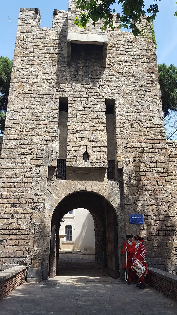 Muralla y portal de Santa Madrona