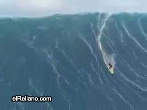 ola de surf gigante sunami,surfeada