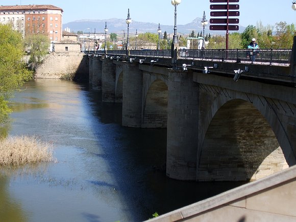 Puente sobre el río Ebro a su paso por Logroño