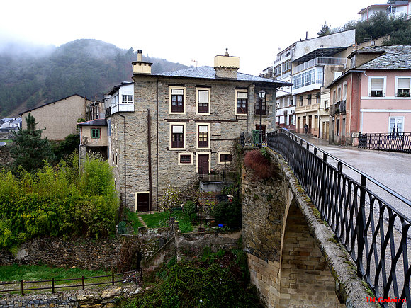 VILLAFRANCA DEL BIERZO. PUENTE MEDIEVAL.RIO BURBIA