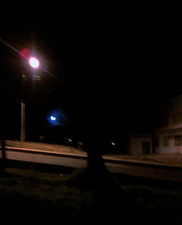 una luna azul  en una noche amarilla