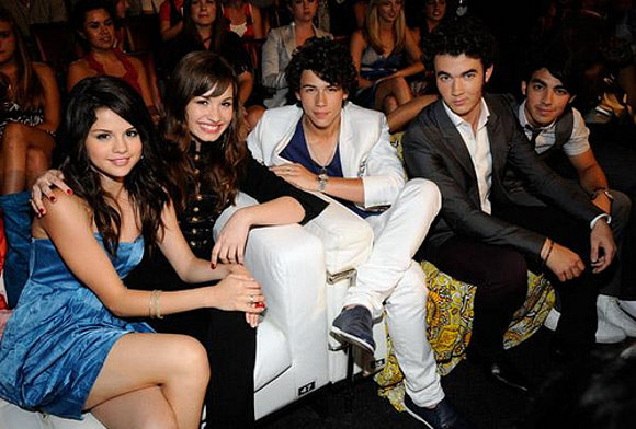 NiicK, jOe, keViin, seLenaa y deMii=)