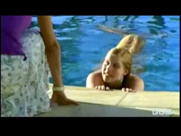 emma en su piscina convertida en sirena :)