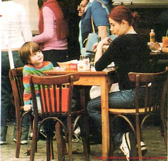 Andrea y su hijito Galo en un restoran
