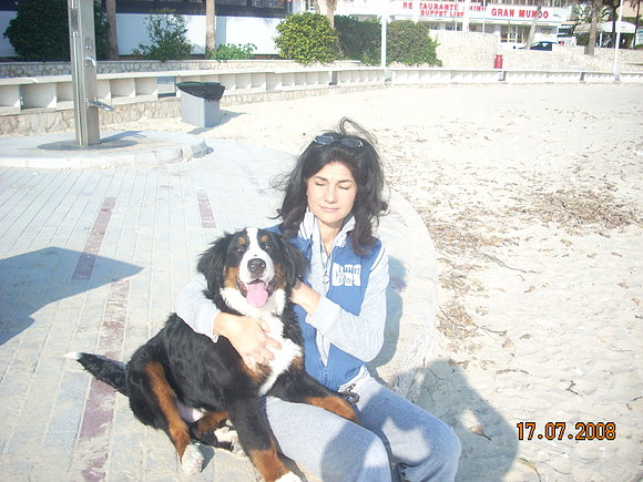 esta soy yo marina con mi gran cachorro