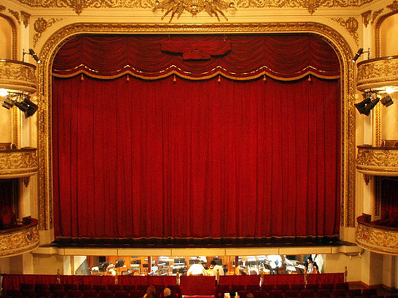 Empieza el teatro...