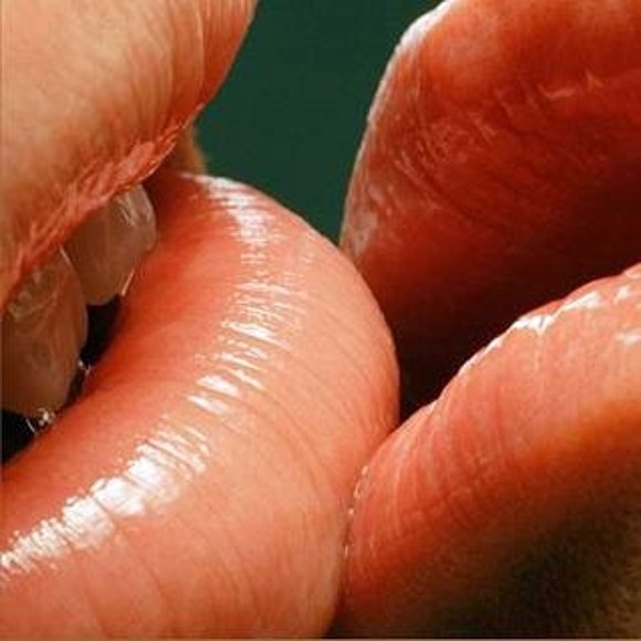 SOLO BESOS !!
