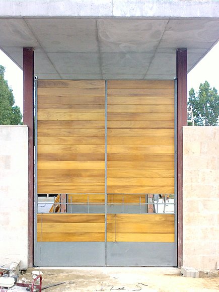 puerta de hierro y madera