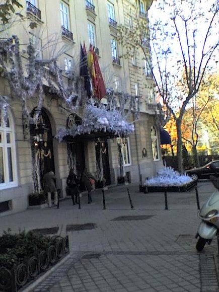 Fachada del Hotel Ritz de Madrid. Adornada