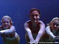 las tres  chicas nadando