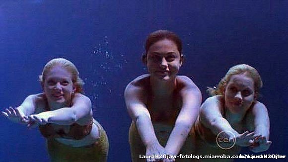 las tres  chicas nadando