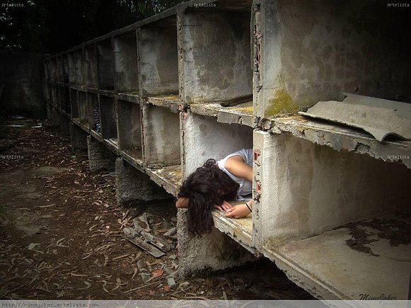 Durmiendo en un mausoleo.