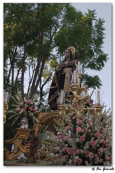 Santa María Magdalena entre un mar de rosas Arahal