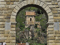 Arco del puente y almenas