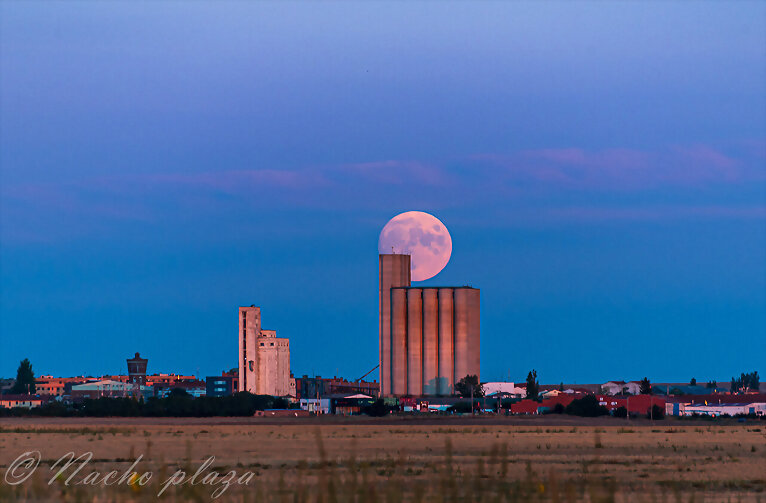 Super luna sobre silos