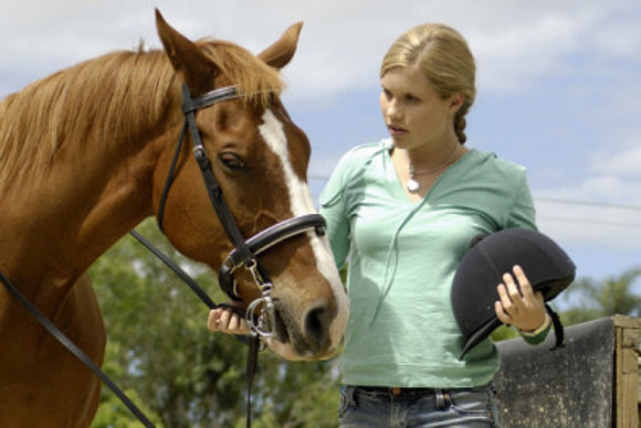 Emma a punto de montar a caballo...