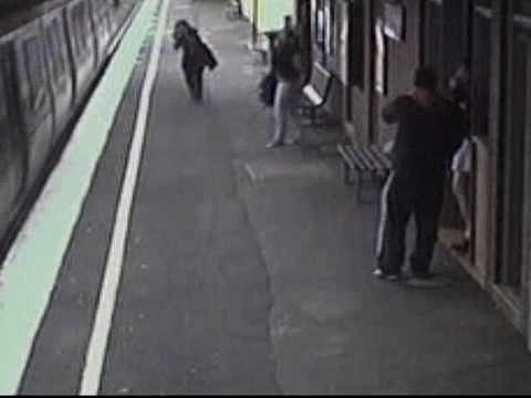 BEBE CAE A LA VIA DEL TREN MELBOURNE