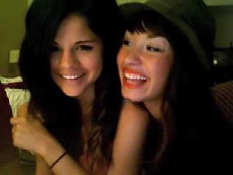 Selena y Demi amigas x 100 pre!!!