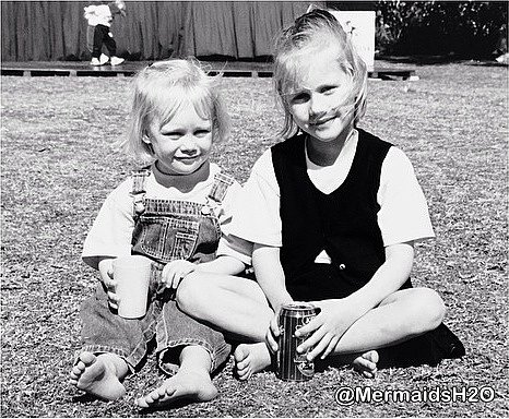Claire Holt con su hermana de pequeña