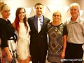 Amy Ruffle con sus padres y amigos