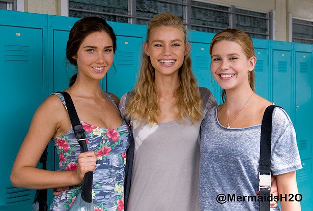 Lucy Fry en la serie Alien Surf Girls