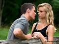 Lucy Fry en la serie Alien Surf Girls
