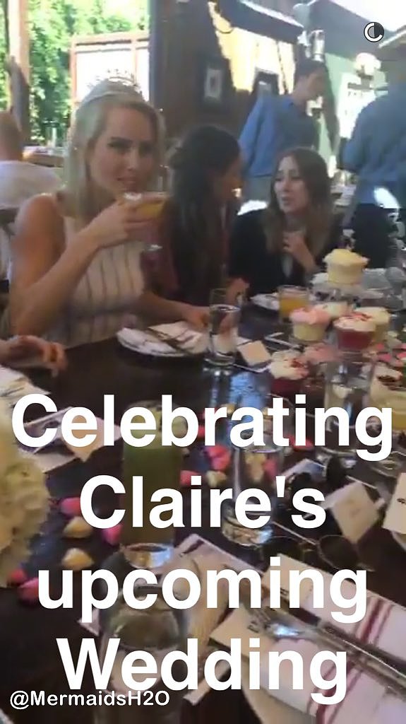 Claire Holt celebrando su despedida de soltera