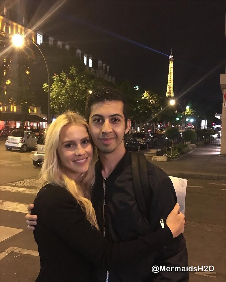 Claire Holt con un fan en Paris, Francia 2016