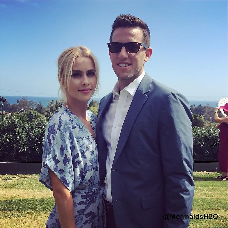 Claire Holt y su esposo en una boda -Santa Barbara