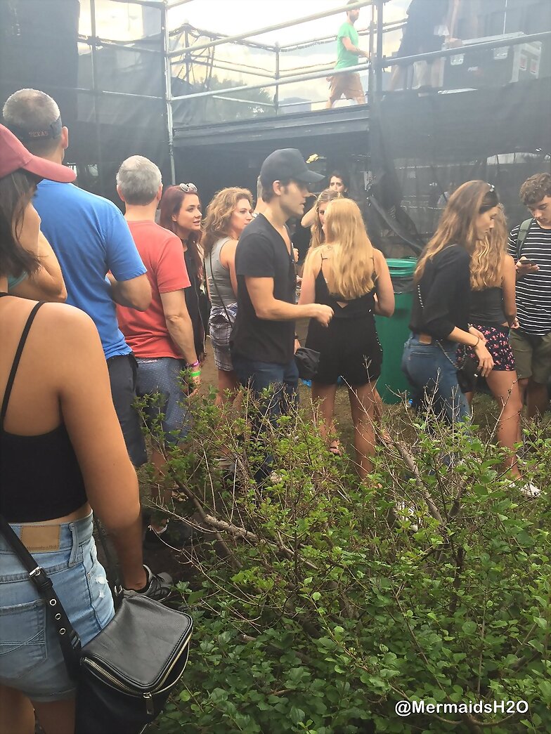 Phoebe Tonkin & Paul W. en concierto de Radiohead