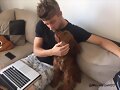 Luke Mitchell con su perro Alfie