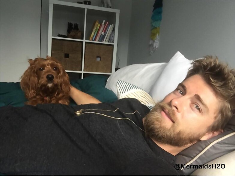 Luke Mitchell con su perro Alfie