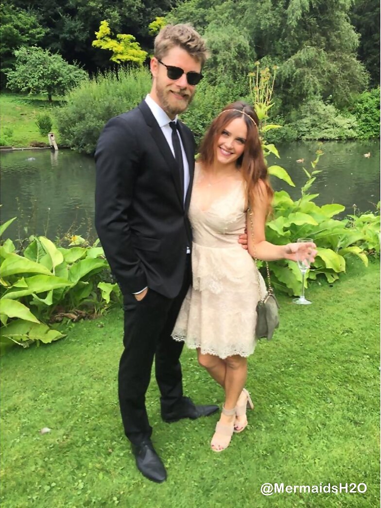 Luke Mitchell y su esposa en una boda en England