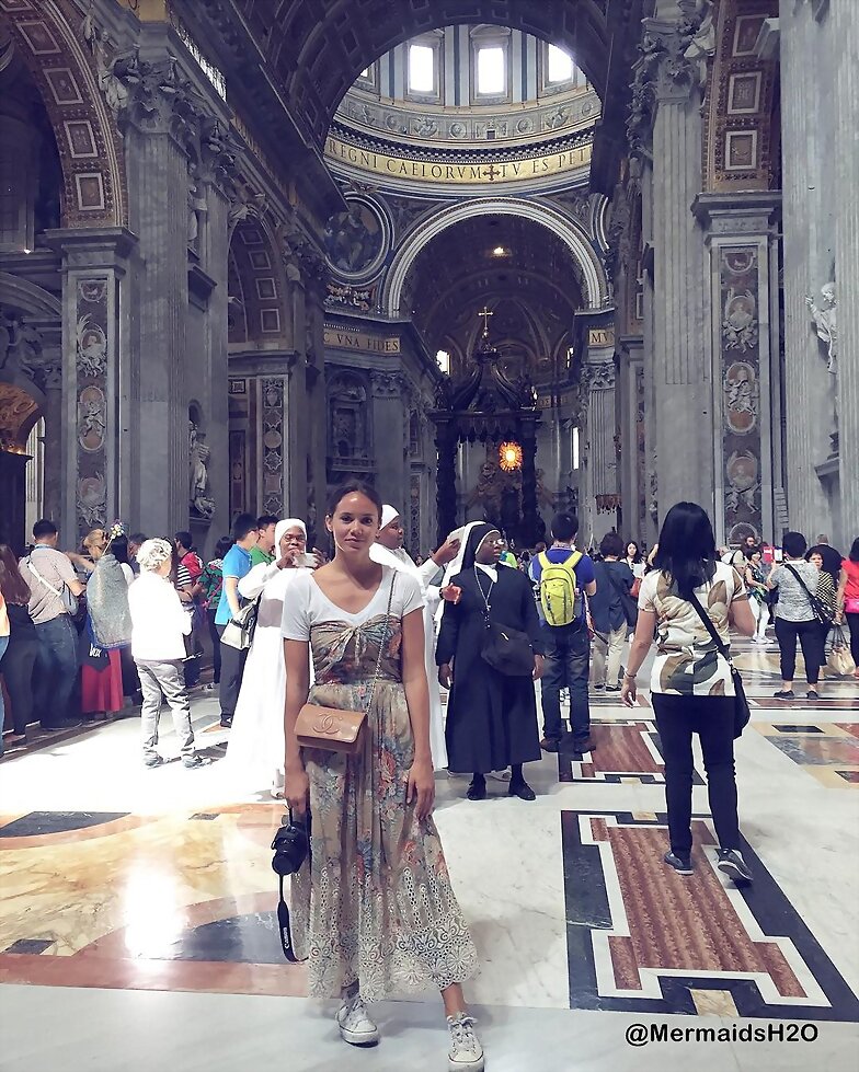 Allie Bertram en St. Peter's Basilica, Italy