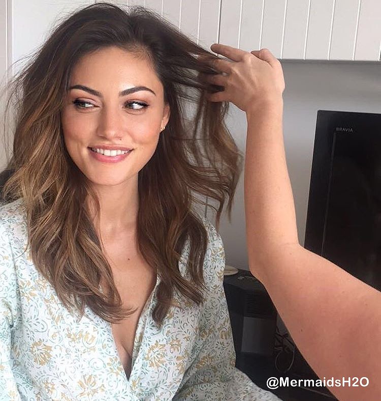 Phoebe Tonkin preparandose a la boda de su amiga