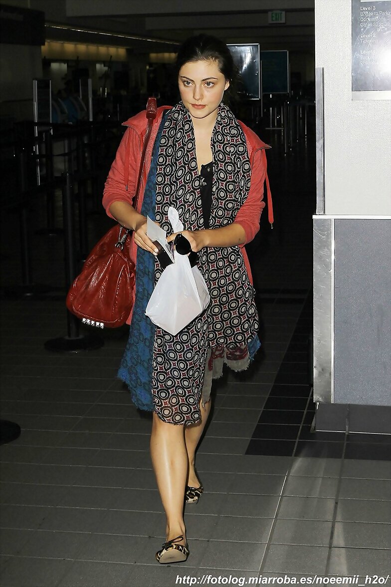 Phoebe Arrives at LAX airport in Los Angeles