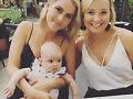 Claire Holt visita bebe de su amiga en Australia