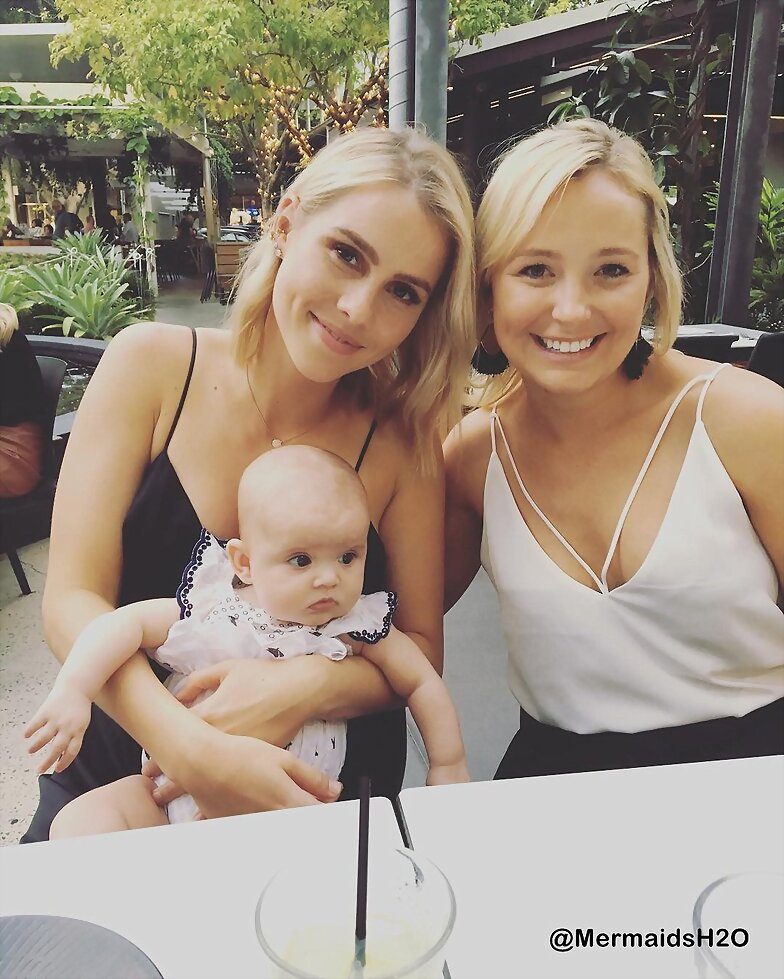 Claire Holt visita bebe de su amiga en Australia