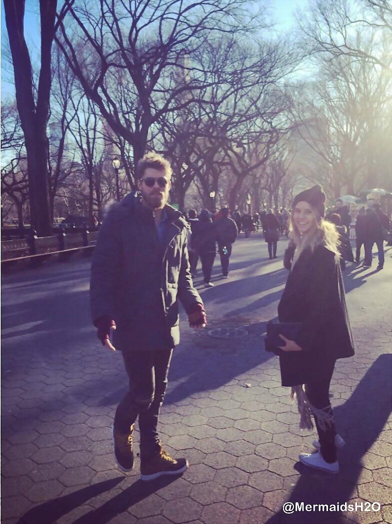 Luke Mitchell y su hermana en New York