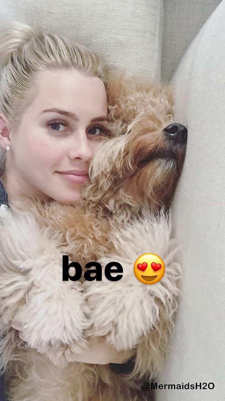 Claire Holt con su perro Henry